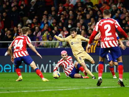 Pedri y Griezmann durante el partido entre el Atlético de Madrid y el Barcelona, en el Metropolitano este domingo.