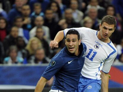 Dzeko golpea el balón ante la opsición de Rami.