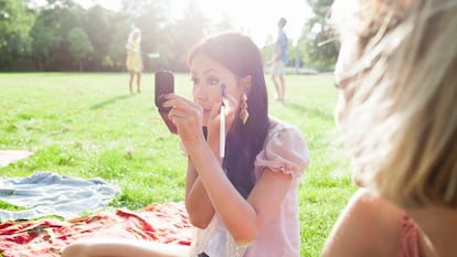 El complemento perfecto para maquillarse con precisión en excursiones, campings o festivales. GETTY IMAGES.