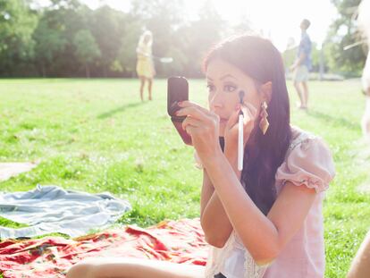 El complemento perfecto para maquillarse con precisión en excursiones, campings o festivales. GETTY IMAGES.