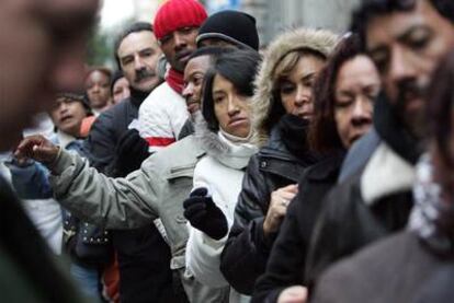 Cola de inmigrantes en el registro civil de la calle Montera (Madrid), en febrero de 2008.