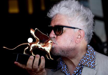 El director de cine, Pedro Almodóvar, besa el León de Oro que le ha concedido el jurado de la 76 edición Festival de Venecia.