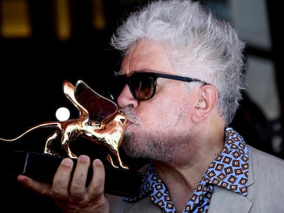 El director de cine, Pedro Almodóvar, besa el León de Oro que le ha concedido el jurado de la 76 edición Festival de Venecia.