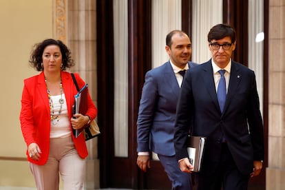 El presidente de la Generalitat, Salvador Illa, junto al conseller de Presidencia, Albert Dalmau (2d), y la consellera de Economía y Finanzas, Alicia Romero, en los pasillos del Parlament.