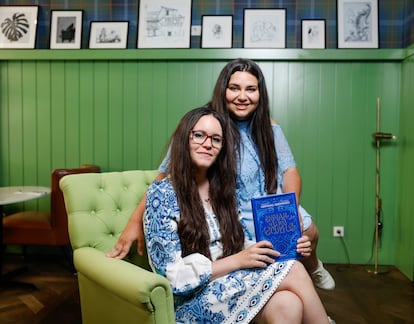 Las Hermanas Greemwood, Natalia Martín (sentada) y Beatriz Blanco, en Madrid con su nuevo libro.