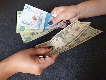 Intercambio de billetes de pesos colombianos por dólares.