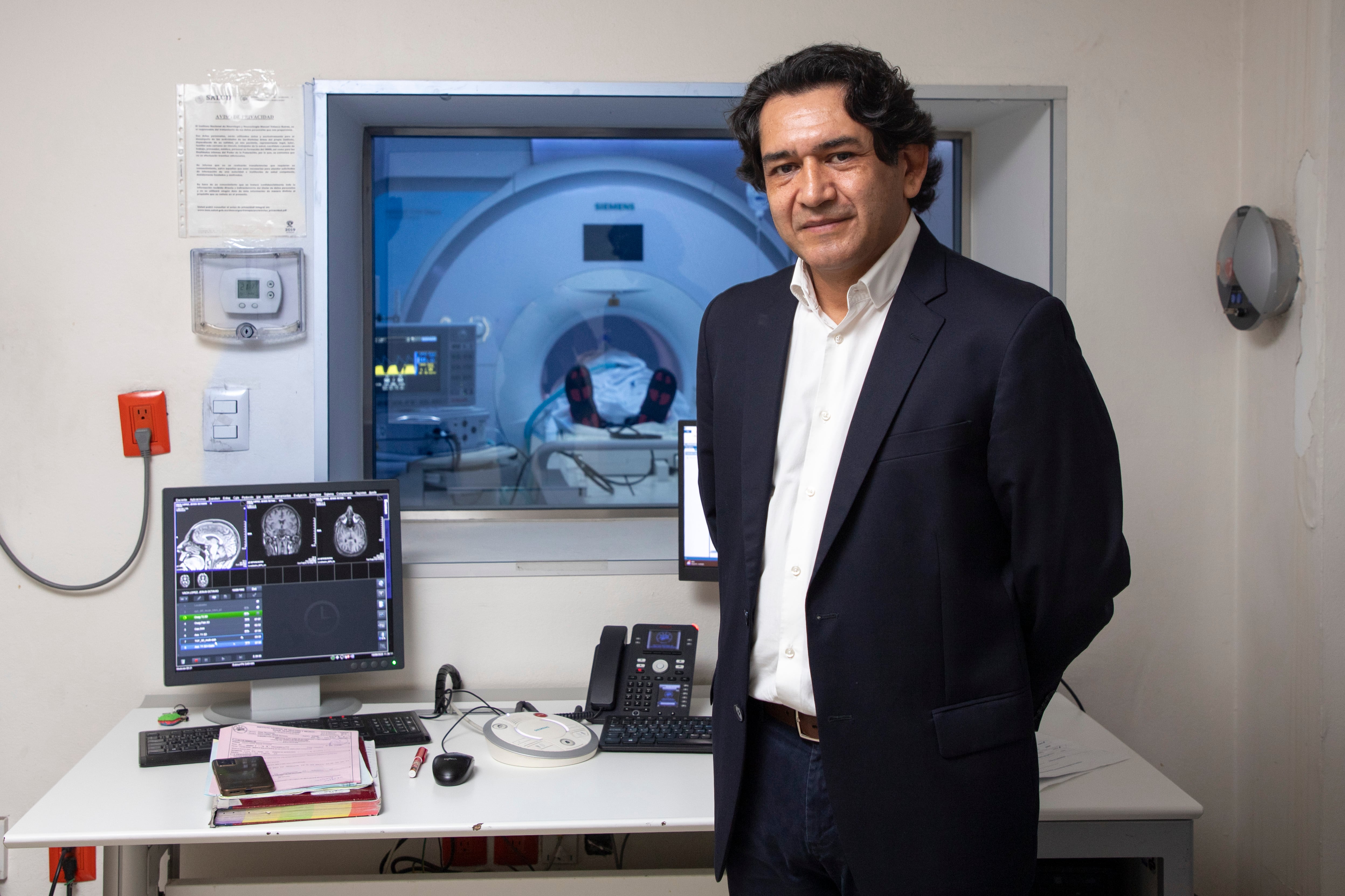 Camilo de la Fuente en el Instituto Nacional de Neurología y Neurocirugía Manuel Velasco Suárez.