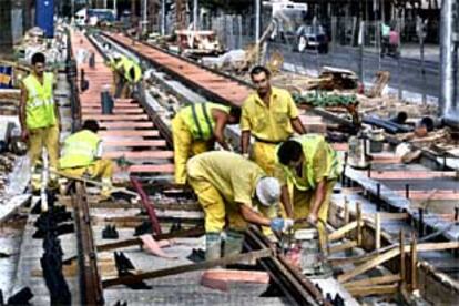 Operarios trabajando en la colocación de las vías del tranvía en la Diagonal barcelonesa.