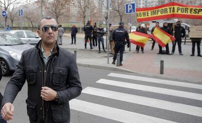 Uno de los acusados del asalto de un grupo de extrema derecha a la librer&iacute;a Blanquerna de Madrid en 2013 en Madrid, a su llegada a la cuarta sesi&oacute;n del juicio en la Audiencia Provincial de Madrid.