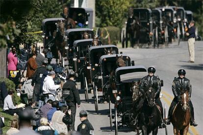 Los ataúdes de las niñas han sido trasladados al cementerio en carruajes tirados por caballos.