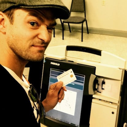 'pezongate' aparte, este año Justin Timberlake también ha vivido un pequño susto. El cantante y actor subió en sus redes sociales una fotografía mientras ejercía su derecho a voto en las pasadas elecciones presidenciales de EE UU. Lo que él no sabía es que hacerse 'selfies' en un centro de votación es condenado en Tennessee con 30 días de prisión y una multa de unos 47 euros.