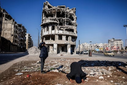 Un ciudadano rezaba junto a edificios destrozados por la guerra siria en Homs, el pasado 17 de diciembre.