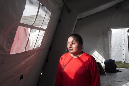 Mariela Árias, 38 anos, bombeira. Chegou a Pedernales e se deparou com uma catástrofe. “É algo muito desolador, ver as estruturas destroçadas, gente fora de suas casas, com fome, pedindo comida ou ajuda para retirar seus familiares”, diz.