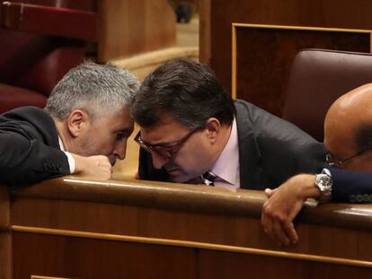 El ministro del Interior, Fernando Grande-Marlaska (i), conversa con el diputado del PNV Aitor Esteban (c) en el Congreso.