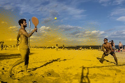 En la imagen dos chicos juegan en la playa Nova Icaria de Barcelona. Foto: Massimiliano Minocri. EL PAÍS