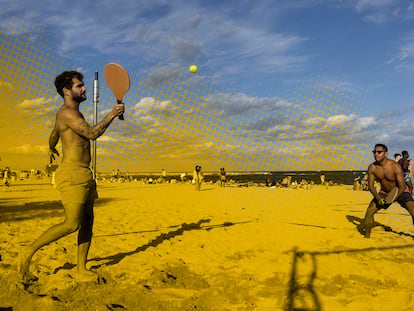 En la imagen dos chicos juegan en la playa Nova Icaria de Barcelona. Foto: Massimiliano Minocri. EL PAÍS