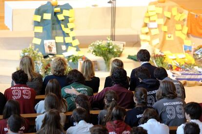 Acto de homenaje a los dos j&oacute;venes fallecidos en el Colegio Nuestra se&ntilde;ora del Recuerdo.