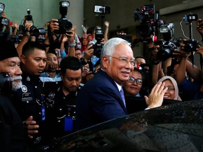 Najib Razak, a la salida del juzgado en Kuala Lumpur.