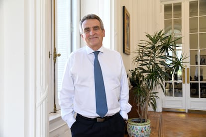El jefe del Gabinete de ministros de Argentina, Agustín Rossi, posa en sus oficinas de la Casa Rosada tras la entrevista con EL PAÍS, el 24 de febrero de 2023.