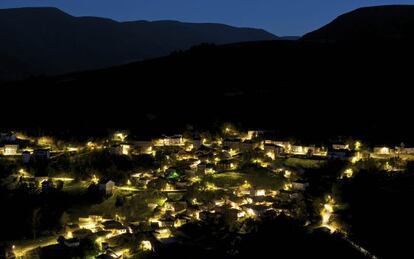 Vista noctura de Folgoso do Courel, iluminado con el alumbrado p&uacute;blico. 