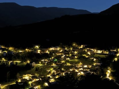 Vista noctura de Folgoso do Courel, iluminado con el alumbrado p&uacute;blico. 