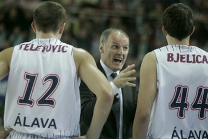El entrenador del Caja Laboral, Dusko Ivanovic, da instrucciones a sus jugadores.