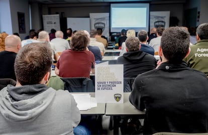 Decenas de agentes asisten al curso en Logroño. 