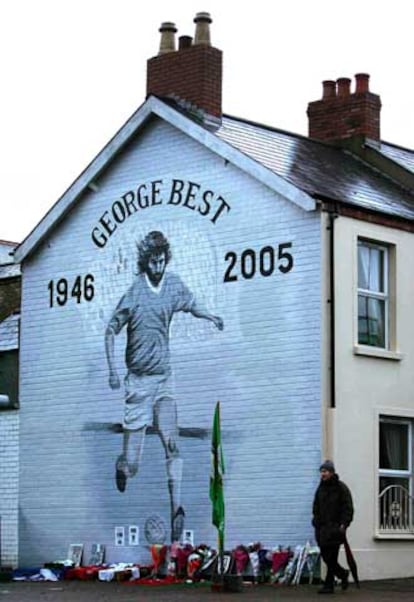 Un mural en una casa recuerda al jugador desaparecido.