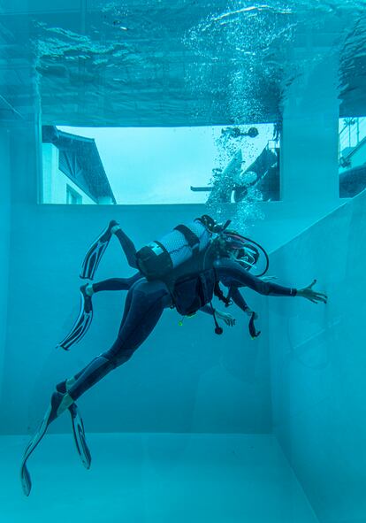 Clase de buceo en el Decathlon Hendaye Water Sport Center, en Hendaya.