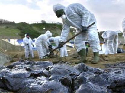 Recogida de fuel del <b></b><i>Prestige</i> en la playa de Sopelana (Vizcaya), que ayer sufrió la llegada de una nueva oleada de contaminación.