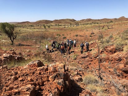 Investigadores de ESA y NASA analizando los fósiles más antiguos de la Tierra: estromatolitos de 3.500 millones de años en Pilbara (Australia).