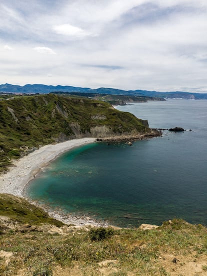 Meñakoz, País Vasco. Y para los que ya tienen un cierto nivel, aquí tenemos una muestra del brutal poder del mar en las costas vizcaínas. Entre Sopelana y Barrika se encuentra este templo del surf, una ola casi sagrada, selecta y exigente, que puede levantarse hasta siete metros. No es raro ver gente expectante sobre los acantilados, pues el espectáculo está asegurado, principalmente porque aquí solo pueden cabalgar los elegidos.  