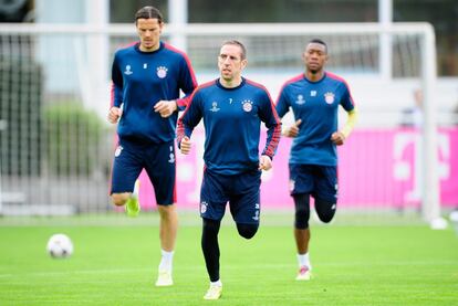 Daniel van Buyten (L-R), Franck Ribery y David Alaba en el entrenamiento. 