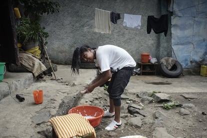 El suministro de agua de estas 27 familias de Adís Abeba (Etiopía) depende de una única fuente, que no siempre funciona y que, cuando lo hace, sirve agua contaminada que los habitantes del lugar tienen que potabilizar con productos que les proporcionan las asistentes del centro sanitario. 