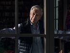 El escritor y premio Nobel, Mario Vargas Llosa, en su casa, en Madrid en 2019.