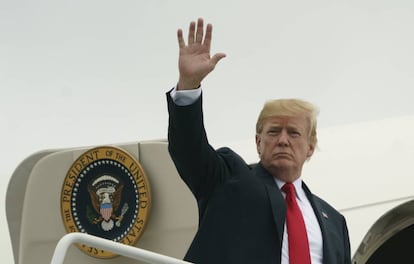 Donald Trump en el avión presidencial este domingo en Morristown.