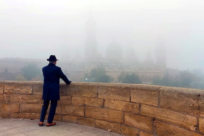 Un hombre contempla la basílica del Pilar de Zaragoza, el pasado sábado.