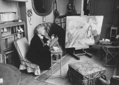 Marie Laurencin fotografiada por Liberman en su estudio en 1958.