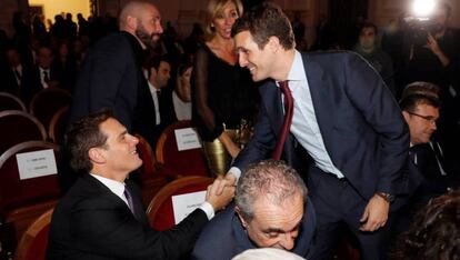 Albert Rivera y Pablo Casado se saludan durante un acto. / J. C. HIDALGO (EFE)