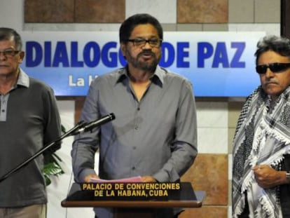 El segundo jefe de las FARC, Iv&aacute;n M&aacute;rquez, al centro.