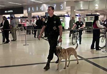 Un policía patrulla tras el 11-S en el aeropuerto de Atlanta.