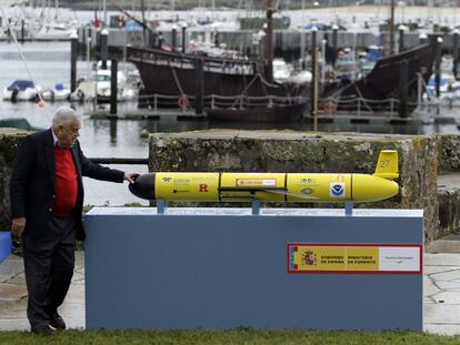 El robot submarino, en el puerto de Baiona tras su llegada, delante de una réplica de <i>La Niña</i>.