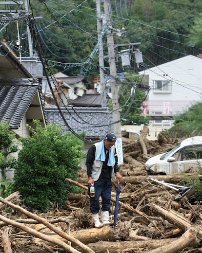 Un hombre observa los escombros tras el corrimiento de tierra en Hiroshima.