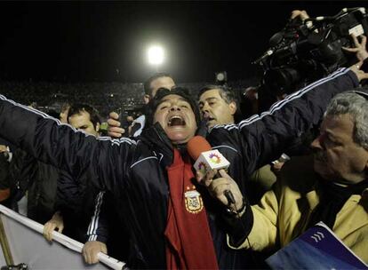 El seleccionador argentino, Diego Armando Maradona, celebra la clasificación rodeado de periodistas.