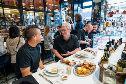 El consejero delegado de Apple, Tim Cook, comparte almuerzo con Dabiz Muñoz, este sábado en Lhardy, en una imagen publicada por el directivo en su cuenta de X.