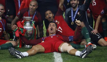 Cristiano celebra con sus compañeros.