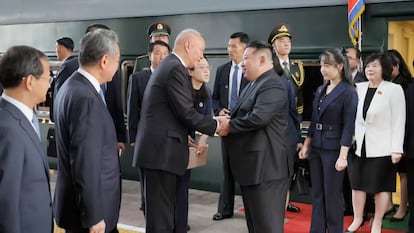 Kim Jong-un, acompañado de su hija, con traje negro y lazo en el pelo, tras su llegada a Pekín.