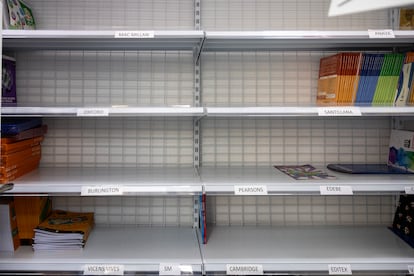 Los estantes vacíos para libros de texto en la Librería Azorín.