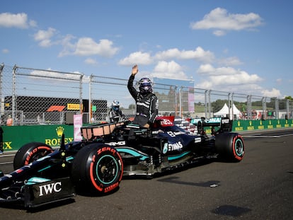 El piloto de Mercedes Lewis Hamilton celebra tras ganar la 'pole' para la carrera de mañana en el GP de Hungría.