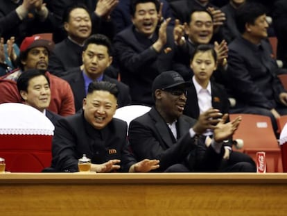 Kim Jong-Un y Dennis Rodman en un partido de baloncesto en Corea del Norte, en marzo de 2013.